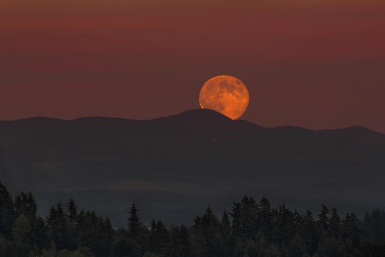 moonrise-red-oregon.jpg